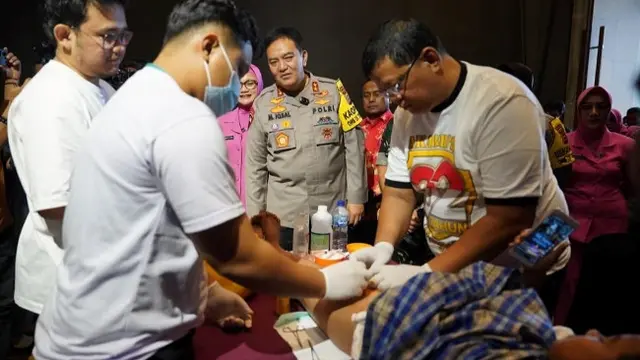 Kapolda Riau Irjen Mohammad Iqbal dan istri memantau jalannya khitan anak dalam kegiatan bakti kesehatan alumni Akabri 91.
