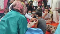 Anak jalanan dan pengamen yang berusia 6-11 Tahun di Kota Bogor disuntik vaksinasi covid-19. (Liputan6.com/Achmad Sudarno)