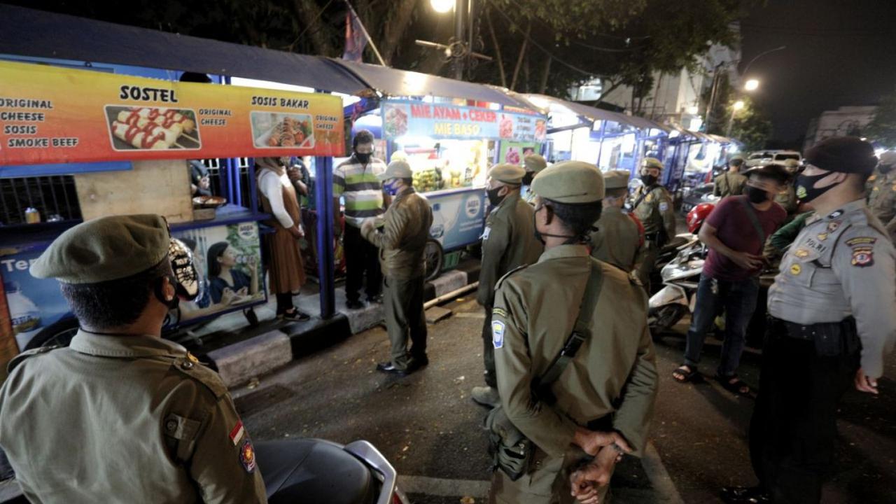 Petugas Satuan Polisi Pamong Praja (Satpol PP) Kota Bandung melakukan penindakan dan sosialisasi kepada masyarakat yang tidak memakai masker pada Kamis lalu (17 September 2020) malam. (sumber foto : Humas Pemkot Bandung)