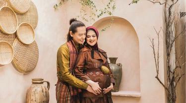 7 Gaya Maternity Shoot Cut Meyriska dan Roger Danuarta, Memukau dengan Busana Etnik