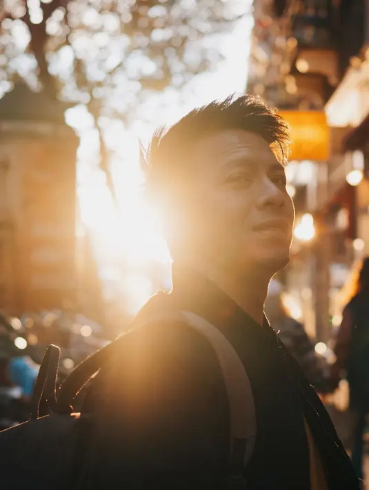 Ariel NOAH asyik berjalan-jalan di sore hari yang cerah. (Foto: Instagram/@arielnoah)