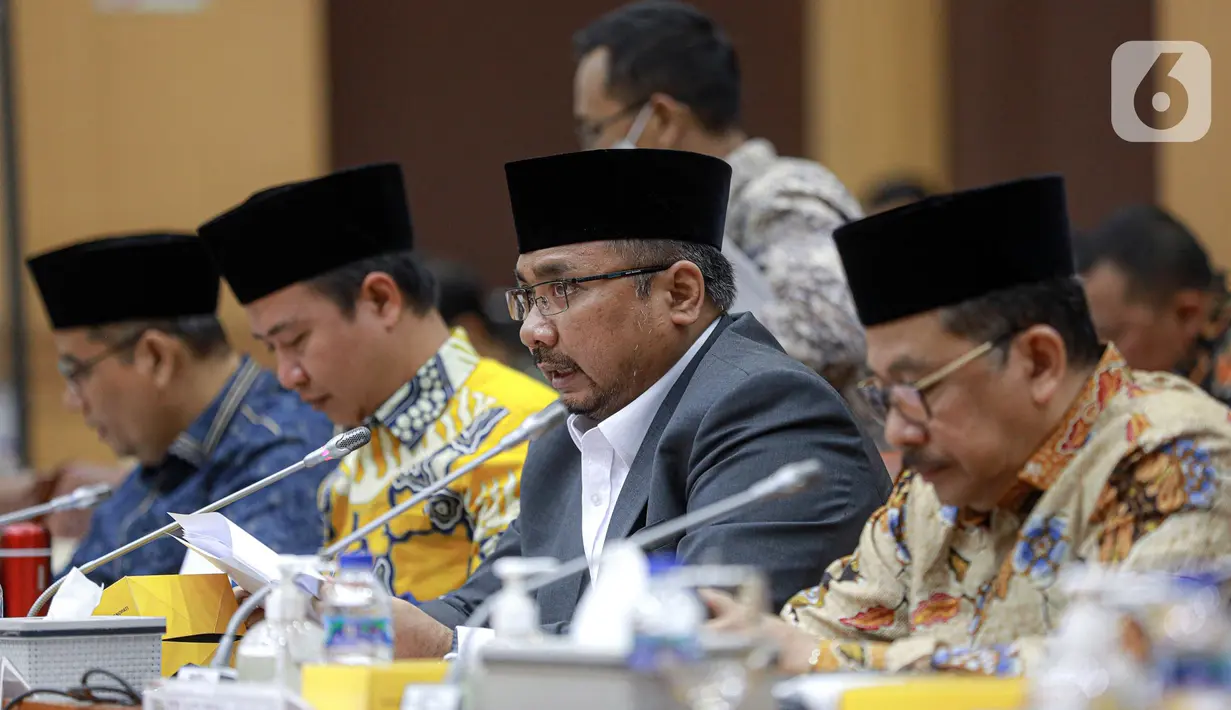 Menteri Agama Yaqut Cholil Qoumas (kedua kanan) saat rapat kerja dengan Komisi VIII DPR RI di Gedung Parlemen, Jakarta, Kamis (19/1/2023). Rapat kerja membahas kinerja penyelenggaraan ibadah Haji. (Liputan6.com/Faizal Fanani)