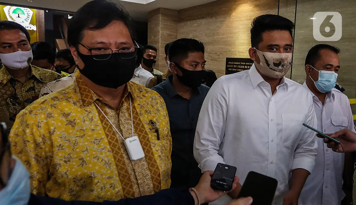Ketum Partai Golkar Airlangga Hartarto dan Calon Wali Kota Medan Bobby Nasution pada Pilkada 2020 memberikan keterangan di DPP Partai Golkar, Jakarta, Selasa (18/8/2020). Partai Golkar resmi mengusung Bobby Nasution dan Aulia Rahman pada Pilkada Wali Kota Medan 2020. (Liputan6.com/Johan Tallo)