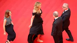Aktris Hollywood, Julia Roberts saat menaiki tangga di atas red carpet premier film "Money Monster" dalam Festival Film Cannes ke-69, Prancis, Kamis (12/5). Aktris 48 tahun itu kedapatan berjalan tanpa alas kaki. (REUTERS/Jean-Paul Pelissier)