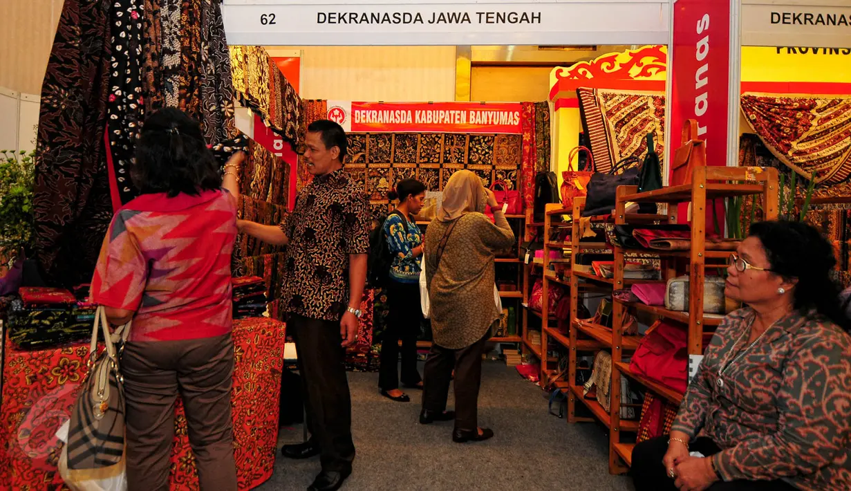 Dewan Kerajinan Nasional (Dekranas) menggelar pameran produk-produk kerajinan dari berbagai daerah nusantara di gedung SMESCO, Jakarta, Jumat (5/6/2015). Pameran ini diikuti 116 peserta dari 33 provinsi di Tanah Air. (Liputan6.com/Yoppy Renato)