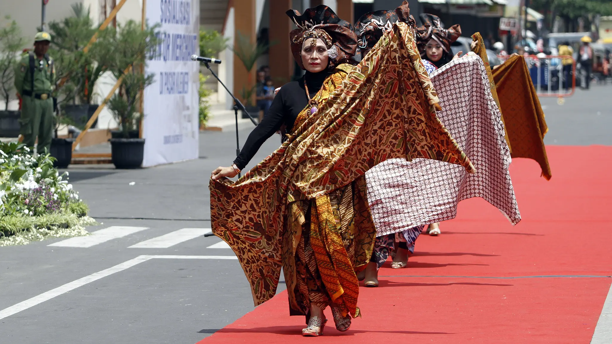 Para pedagang batik di Pasar Klewer Solo ikut memeriahkan Hari Batik dengan melakukan peragaan busana di catwalk dadakan di jalan depan pasar,Senin (2/10).(Liputan6.com/Fajar Abrori)