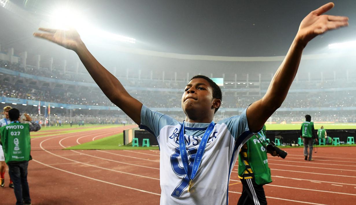 Rhian Brewster yang kini tengah menjalani musim ketiga bersama Sheffield United juga menempati posisi ketiga sebagai top skor Piala Dunia U-17 sepanjang masa dengan torehan 8 gol. Bersama Timnas Inggris U-17, catatan gol tersebut ia bukukan saat ajang Piala Dunia U-17 2017 di India. Inggris juga tampil sebagai juara pada ajang Piala Dunia U-17 2017 setelah mengalahkan Spanyol 5-2 di laga final. (AFP/Dibyangshu Sarkar)