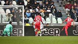 Pemain Monza Dany Mota (kanan) mencetak gol ke gawang Juventus pada pertandingan sepak bola Liga Italia di Allianz Stadium, Turin, Italia, 29 Januari 2023. Juventus makin terpuruk usai kalah 0-2 dari Monza. (Marco Alpozzi/LaPresse via AP)