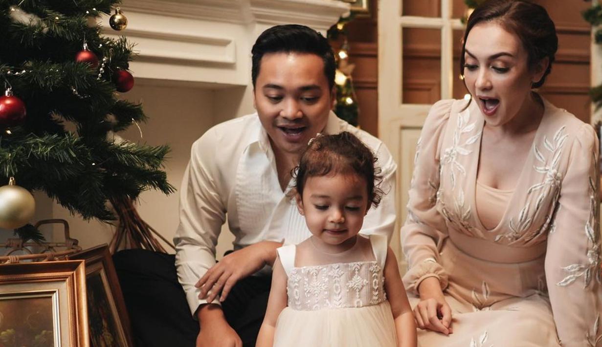 Gaya Pemotretan Keluarga Rianti Cartwright dengan Tema Natal, Penuh ...
