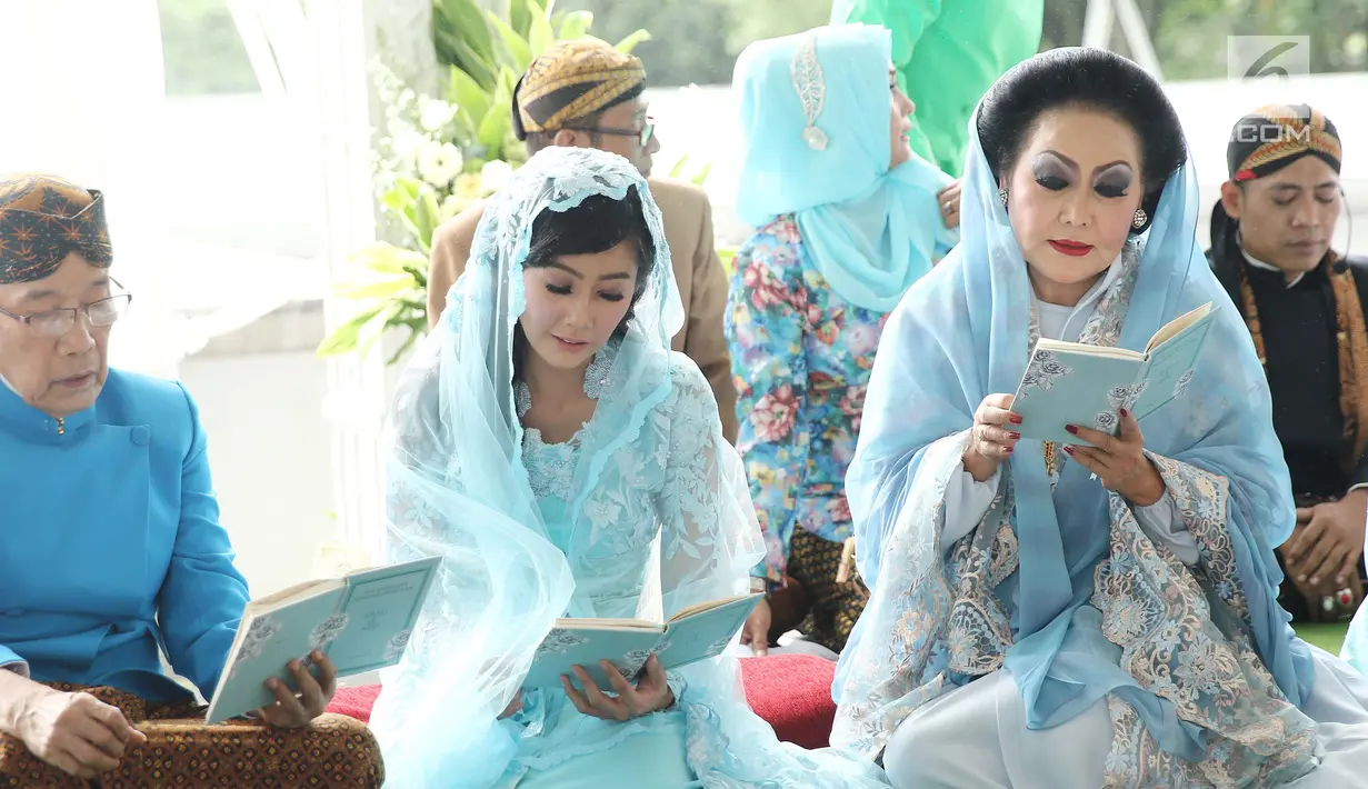 Bintang film dan sinetron Ardina Rasti saat menggelar pengajian di kawasan Gunung Putri, Jawa Barat, Jumat (19/1). Ardina Rasti akan dipersunting Arie Dwi Ardhika, pada Sabtu (20/1/2018). (Liputan6.com/Herman Zakharia)