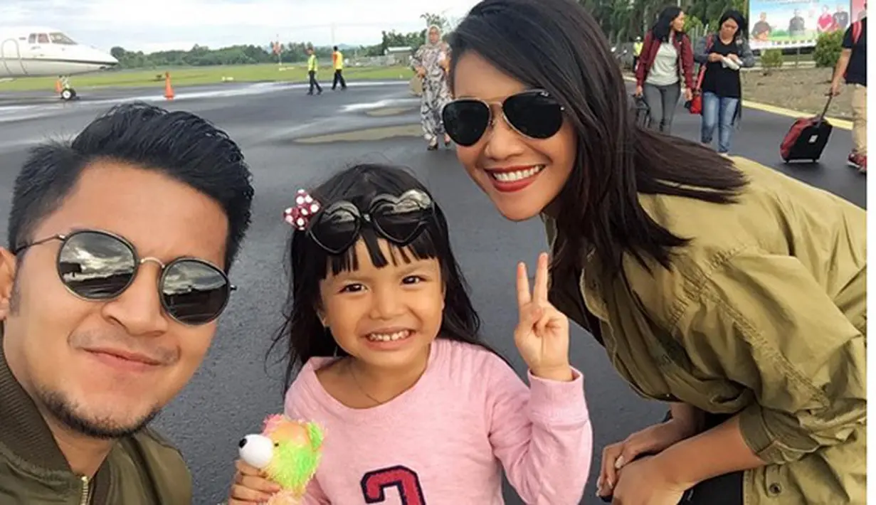 Hubungan Denada dan Ihsan Tarore terlihat makin lengket. Hal itu bisa dilihat saat keduanya berada di Mamuju, Sulawesi Barat. Beberapa foto menunjukkan bahwa keduanya makin intim. (Instagram/denadaindonesia)