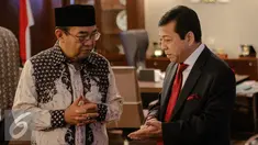 Ketua BPK Haris Azhar (kiri) kunjungi Ketua DPR Setya Novanto di Ruang Pimpinan DPR, Kompleks Parlemen, Jakarta, Senin (13/7/2015). Dalam kesempatan itu BPK menyerahkan hasil audit kesiapan Pilkada serentak kepada DPR. (Liputan6.com/Faizal Fanani)