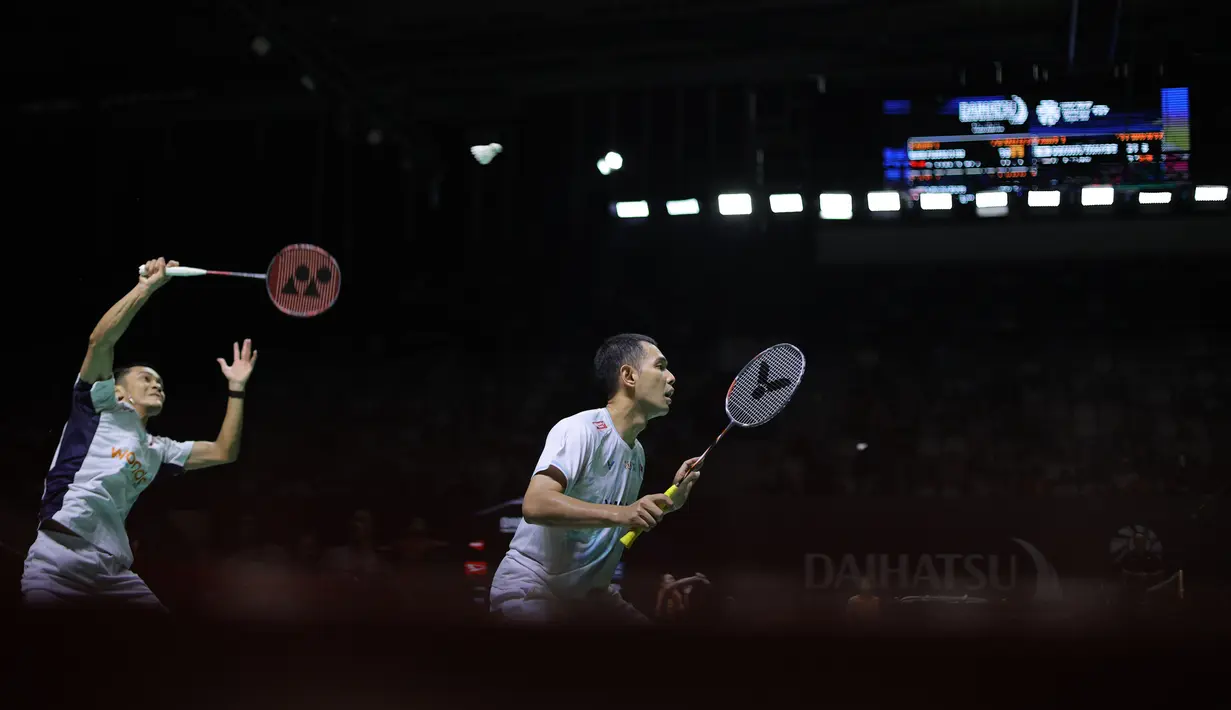Pebulu tangkis ganda putra Indonesia, Fajar Alfian/Muhammad Shohibul Fikri saat bertanding melawan Chen Zhi Ray/Lin Yu Chieh (Taiwan) pada babak pertama Indonesia Masters 2026 di Istora Gelora Bung Karno, Senayan, Jakarta, Selasa (20/1/2026). Fajar Alfian/Muhammad Shohibul Fikri memastikan lolos ke babak kedua Indonesia Masters 2026. (Bola.com/Bagaskara Lazuardi)