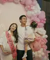 Winona Willy adik Nikita Willy baru saja mendapatkan kejutan baby shower di kehamilan yang telah memasuki trimester tiga. Dengan backdrop serba pink sesuai gender calon anak keduanya, baby shower pun dihadiri keluarga hingga teman-temannya. [@nonawilly]