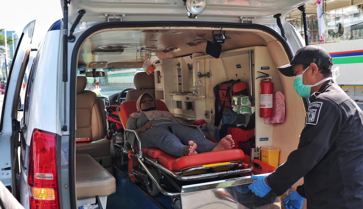 Petugas Dinas Kesehatan DKI Jakarta melakukan evakuasi kepada seorang warga yang mengalami pendarahan karena kelelahan saat CFD di Kawasan Bundaran HI, Jakarta, Minggu (14/8/2022). Warga tersebut langsung mendapatkan penanganan medis dan di bawa ke rumah sakit terdekat. (Liputan6.com/Angga Yuniar)