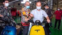 Menperin Agus Gumiwang (kanan) menjajal motor listrik Viar di pabrik PT Triangle Motorindo, Semarang. (Istimewa)