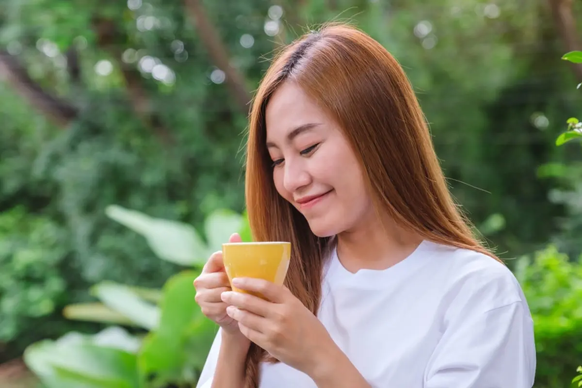 minum kopi teh tersenyum