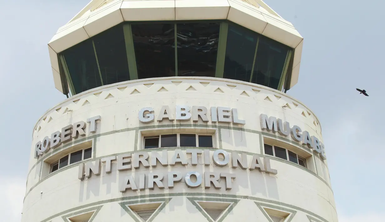 Seekor burung terbang dekat menara kontrol Bandara Robert Mugabe yang baru berganti nama di Harare, Kamis (9/11). Pemerintah Zimbabwe mengganti nama bandara mereka yang semula bernama Bandara Harare menjadi Bandara Robert Mugabe. (AP/Tsvangirayi Mukwazhi)
