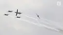 Jupiter Aerobic Team TNI AU mempertunjukkan atraksi saat berlangsungnya pesta rakyat dalam rangka peringatan HUT TNI AU ke-72 di Lanud Halim Perdanakusumah, Jakarta, Sabtu (7/4). (Liputan6.com/Herman Zakharia)