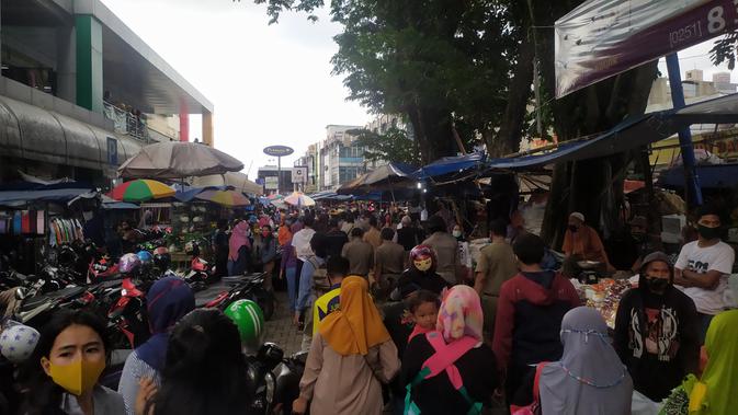 Warga Bogor memadati Pasar Anyar untuk membeli kebutuhan lebaran. Sejak jelang puasa, pasar terbesar di Kota Bogor ini ramai dikunjungi warga. (Liputan6.com/Achmad Sudarno)