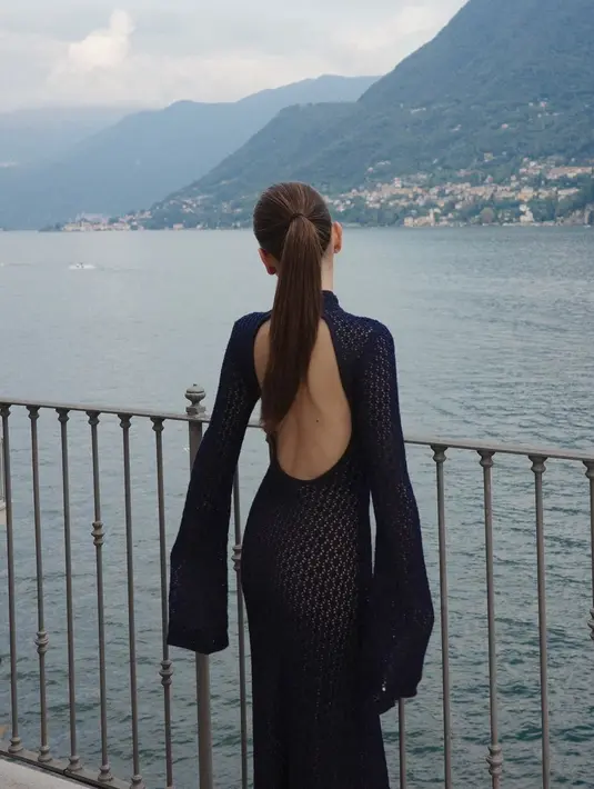 Alyssa Daguise menutup tampilannya dengan ponytail yang sleek. [@alyssadaguise]