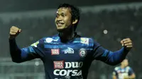 Arif Suyono, mencetak dua gol saat Arema FC mengalahkan Semen Padang 5-3, Sabtu (5/11/2017) di Stadion Kanjuruhan. (Bola.com/Iwan Setiawan)