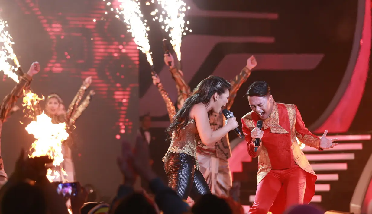 "Weni dan Danang nih suaranya, aduuuh. Persembahan yang diberikan tadi, dari lirik, penjiwaan sangat saya rasakan. Saya menikmati pertunjukan musik yang hebat, sudah profesional sekali," ucap Siti Nurhaliza. (Adrian Putra/Bintang.com)