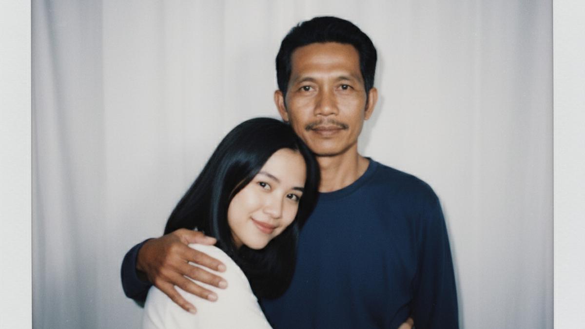 Cara Buat Foto Polaroid bareng Orang Tua yang Telah Tiada dengan Gemini AI, Lengkap dengan Promptnya