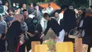Prosesi pemakaman Vidi Aldiano dihiasi dengan warna biru dari pihak keluarga dan sahabat sebagai bentuk penghormatan khusus bagi almarhum. Tampak dalam foto, Putri YouTuber Deddy Corbuzier, Nada Tarina Putri, menabur bunga di sisi makam Oxavia Aldiano atau lebih dikenal dengan nama Vidi Aldiano di Tempat Pemakaman Umum (TPU) Tanah Kusir, Jakarta, Minggu (8/3/2026). (Kapanlagi.com/Budy Santoso)