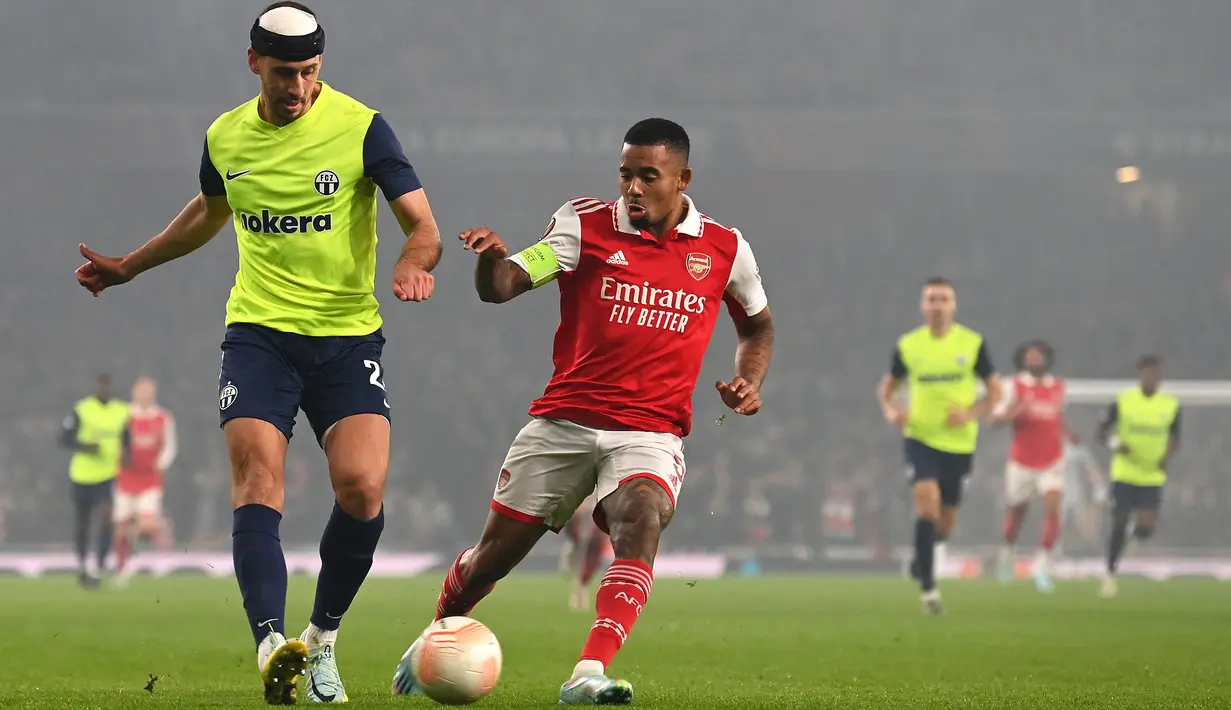 Bek FC Zurich Nikola Katic (kiri) bersaing dengan striker Arsenal Gabriel Jesus pada matchday terakhir Grup A  Liga Europa 2022/2023 di Emirates Stadium, Jumat (4/11/2022) dinihari WIB. Hasil ini menjadi kemenangan ke-12 beruntun Arsenal di Stadion Emirates. (Photo by Glyn KIRK / AFP)