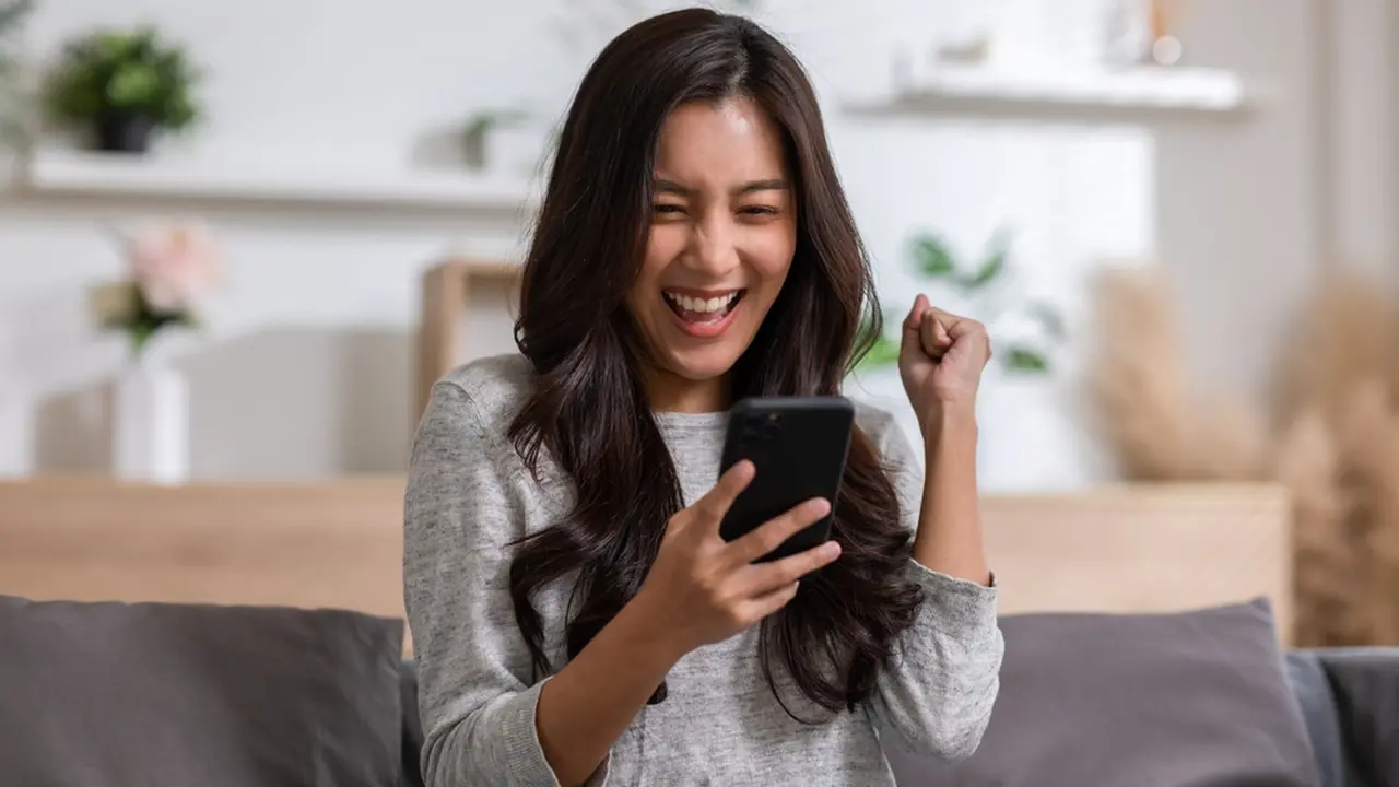 Perempuan transaksi melalui smartphone