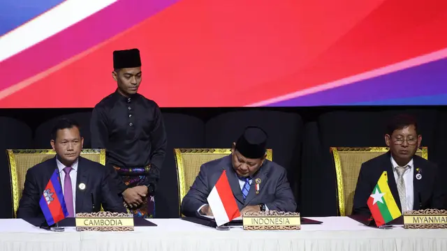 Presiden Prabowo Subianto bersama para kepala negara dan pemerintahan ASEAN menandatangani Deklarasi Kuala Lumpur