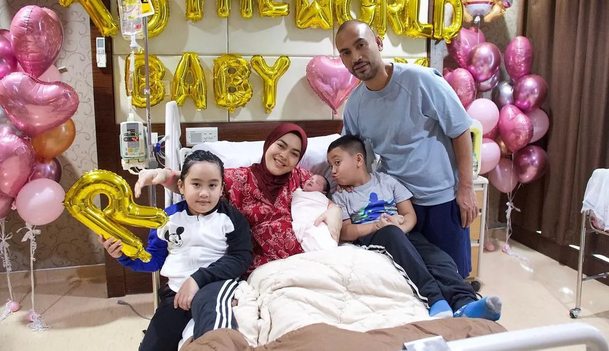 Raja dan Ratu menyambut kehadiran sang adik dengan gembira. Tampak Raja gemas dengan wajah sang adik. (Foto: Instagram/@syh55)