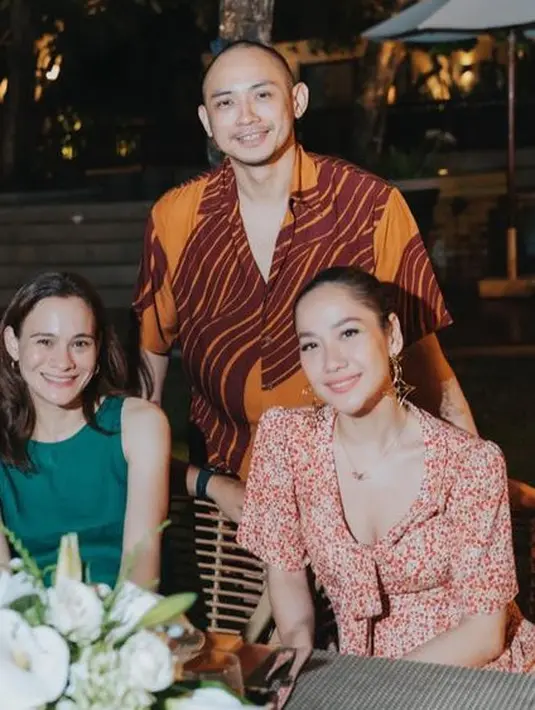 Masih saat honeymoon, BCL mengenakan dress motif bunga berdada renda dengan lengan pendek. Dipadukan aksesori kalung dan anting-antingnya. [@itismebcl]