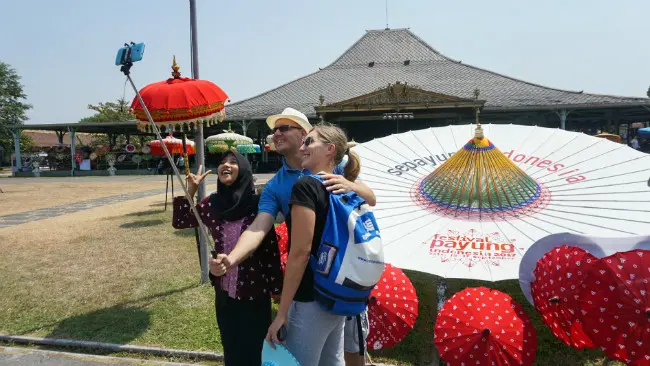 Festival Payung Indonesia digelar di Puro Mangkunegaran. (Liputan6.com/Fajar Abrori)