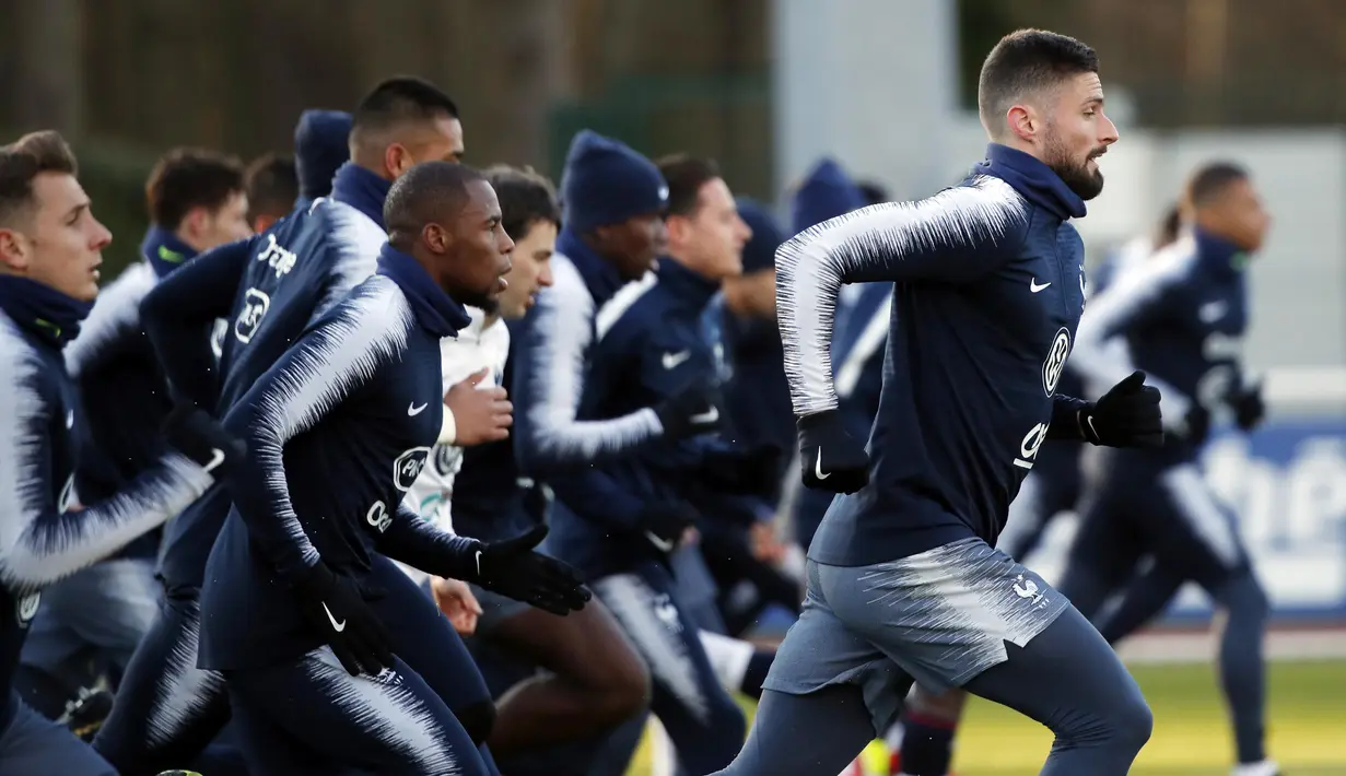 Striker Prancis, Olivier Giroud dan rekannya melakukan sesi latihan jelang laga kualifikasi Piala Eropa 2020 di Clairefontaine, Paris, Rabu (20/3). Prancis akan berhadapan dengan Moldova. (AP/Christophe Ena)