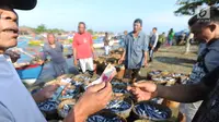 Prosesi jual beli di Tempat Pelelangan Ikan (TPI) Palangpang, Ciletuh, Sukabumi, Jawa Barat, (23/9). (Merdeka.com/Arie Basuki)