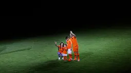 Gelandang Timnas Belanda, Wesley Sneijder bersama istri dan anak-anaknya menyapa para fans usai laga persahabatan melawan Peru di Amsterdam, Kamis (6/9). Sneijder mendapat testimoni dari mantan rekan-rekan dan pelatihnya. (KOEN VAN WEEL/ANP/AFP)