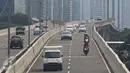 Pengendara sepeda motor melintas di jalan layang non-tol Kampung Melayu-Tanah Abang, Jakarta, Jumat (15/4). Meski berbahaya bagi keselamatan mereka dan pengguna jalan lain, pemotor tetap melintas di jalur tersebut. (Liputan6.com/Immanuel Antonius)