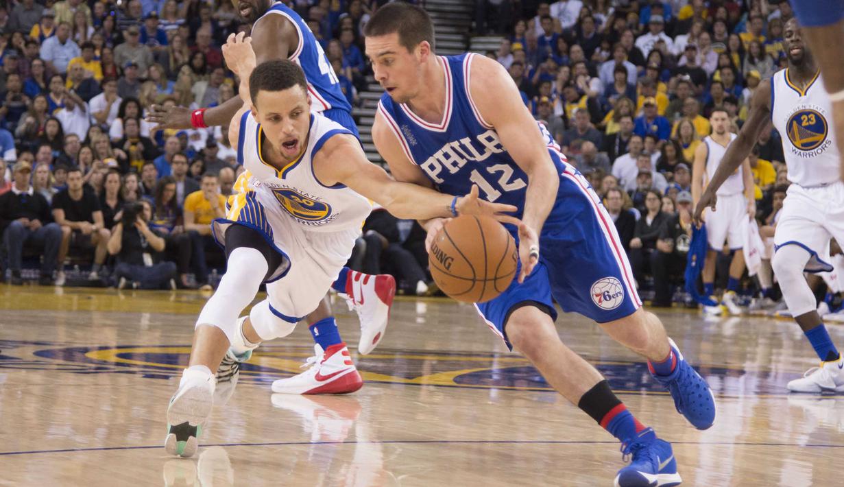 Pemain Warriors, Stephen Curry (30)mencoba merebut bola dari pemain Philadelphia 76ers, T.J. McConnell (12) pada lanjutan NBA di Oracle Arena, Minggu (27/3/2016). Warriors menang atas 76ers 117-105. (Mandatory Credit: Kyle Terada-USA TODAY Sports)