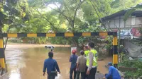 Penampakan Mobil Teredam Usai Kali Pesanggrahan Meluap, Jalan Penghubung Depok Tangsel Terputus