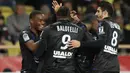 Para pemain Nice merayakan gol Mario Balotelli saat melawan AS Monaco pada lanjutan Ligue 1 di Louis II Stadium, Monaco, (16/1/2018). AS Monaco bermain imbang 2-2 dengan Nice. (AFP/Valery Hache)