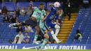 Bek Leicester City Wesley Fofana berebut bola dengan gelandang Chelsea Hakim Ziyech pada laga tunda pekan ke-27 Liga Inggris 2021-2022 di Stadion Stamford Bridge, Jumat (20/5/2022) dini hari WIB. Chelsea harus puas bermain imbang 1-1 ketika menjamu Leicester City. (AP Photo/Frank Augstein)