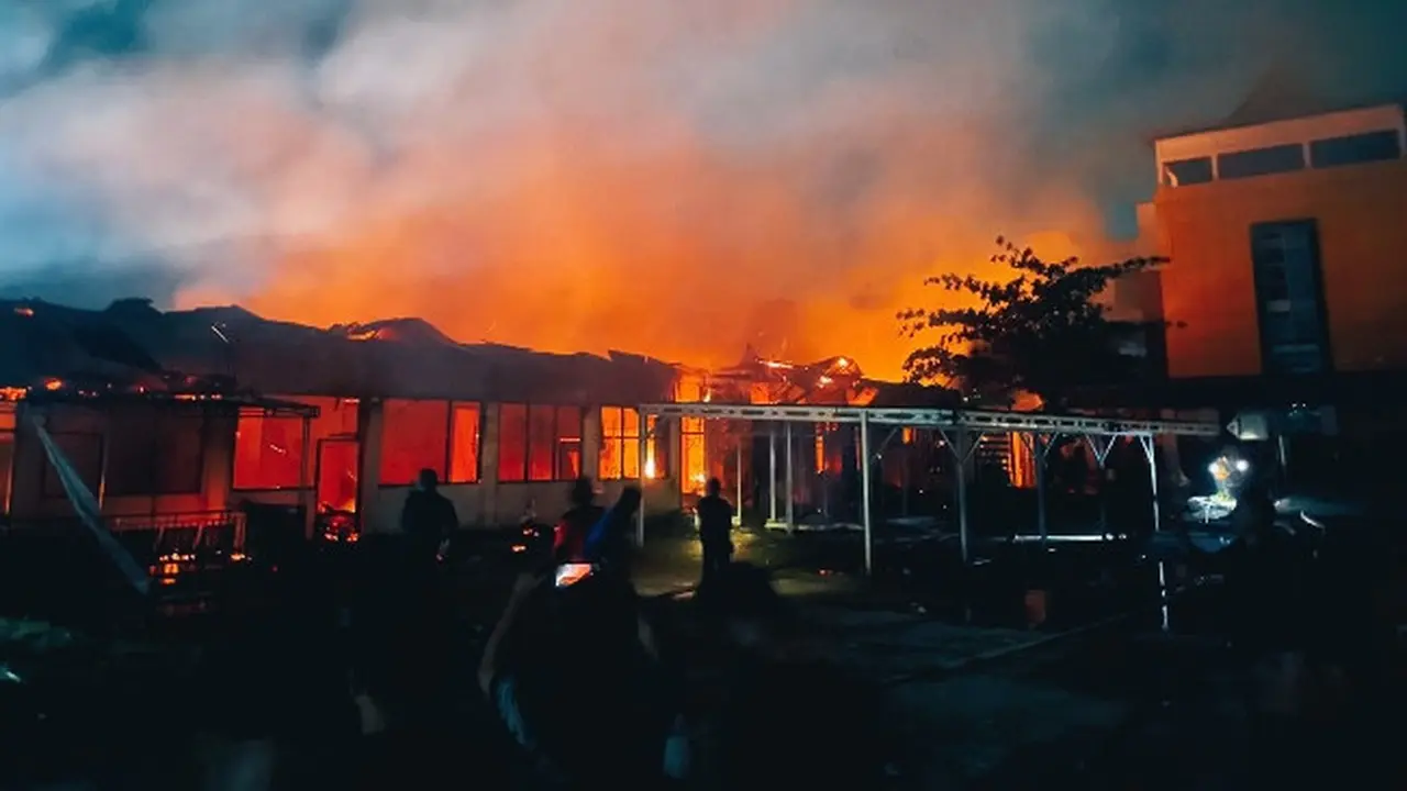 Petugas memadamkan kebakaran RSUD Puri Husada Tembilahan, Kabupaten Indragiri Hilir.