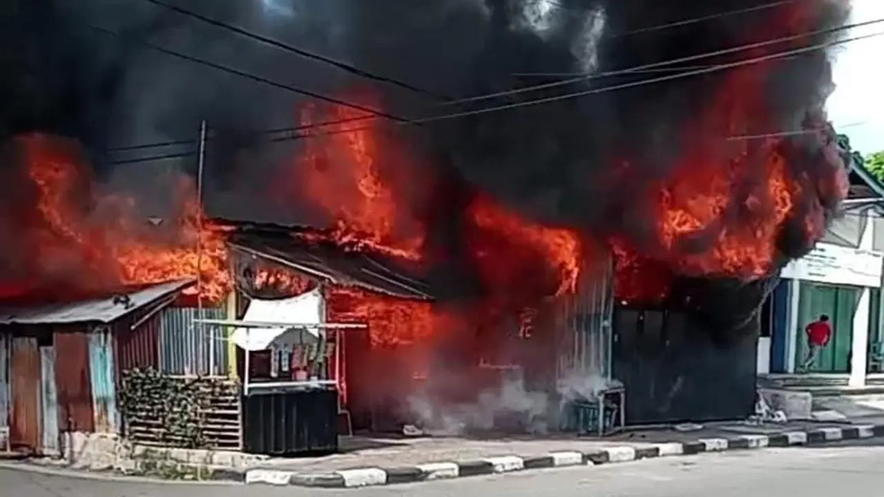 Kondisi kios sembako yang terbakar dan menewaskan ibu hamil dan dua anaknya (Liputan6.com/Ola Keda)