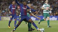 Aksi pemain Barcelona, Nelson Semedo (depan) saat berebut bola dengan pemain Eiba, Alejandro Galvez pada lanjutan La Liga Spanyol di Camp Nou stadium, Barcelona (19/9/2017). Barcelona menang 6-1. (AFP/Pau Barrena)