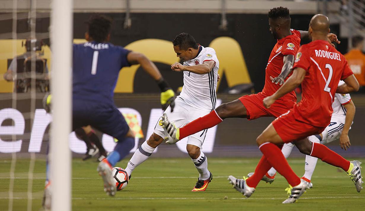 Striker Kolombia, Carlos Bacca, berusaha membobol gawang Peru pada laga perempat final Copa America Centenario. Namun enam kali kesempatan Kolombia membobol Peru gagal membuahkan hasil. (AFP/Eduardo Munoz Alvarez)