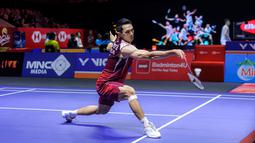 Pebulu tangkis tunggal putra Indonesia, Jonatan Christie berusaha mengembalikan kok ke arah wakil Singapura, Jia Heng Jason Teh dalam laga 32 besar Indonesia Open 2025 di Istora Senayan, Jakarta, Selasa (03/06/2025). (Bola.com/Bagaskara Lazuardi)