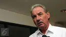 Alfred Riedl memberikan keterangan usai bertemu pimpinan PSSI di kawasan Stadion GBK Jakarta, Jumat (10/6/2016). PSSI resmi menunjuk Alfred Riedl sebagai pelatih Timnas Indonesia di Piala AFF 2016. (Liputan6.com/Helmi Fithriansyah)