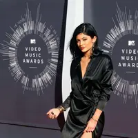  Kylie Jenner tidak pernah ragu-ragu untuk memamerkan asetnya. Bintang Keeping Up with the Kardashians itu memamerkan bokongnya dalam balutan celana pendek jeans sobek. (Bintang/EPA)